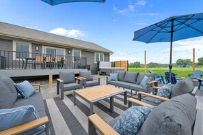 Outdoor dining - 5 min to Downtown Dells! Hot Tub, Theater, Fire Pit, Game Room (Wisconsin Dells)