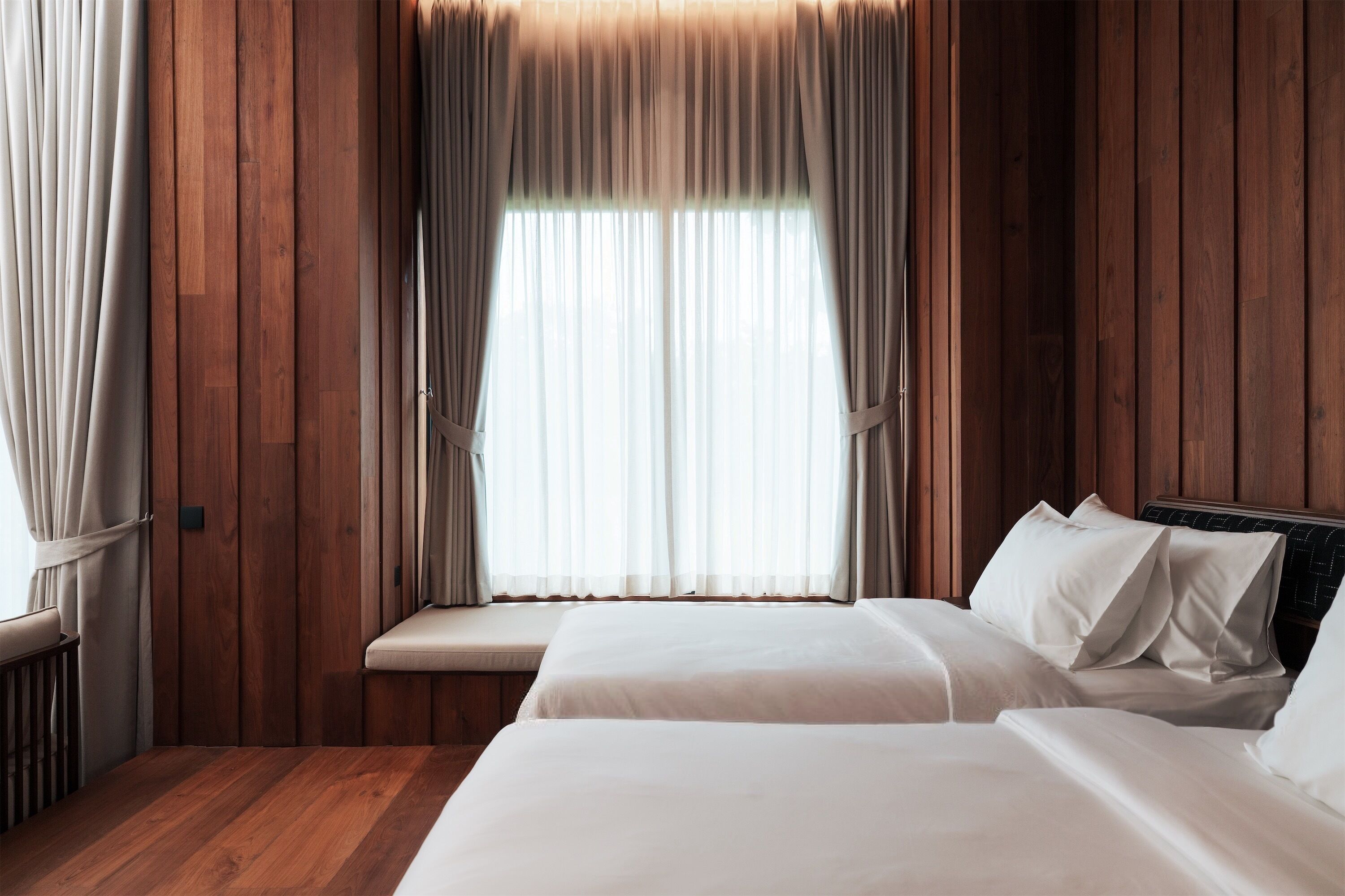 Suíte estúdio, 2 camas de solteiro, sacada, vista para o jardim | Cofres nos quartos, Wi-Fi de cortesia