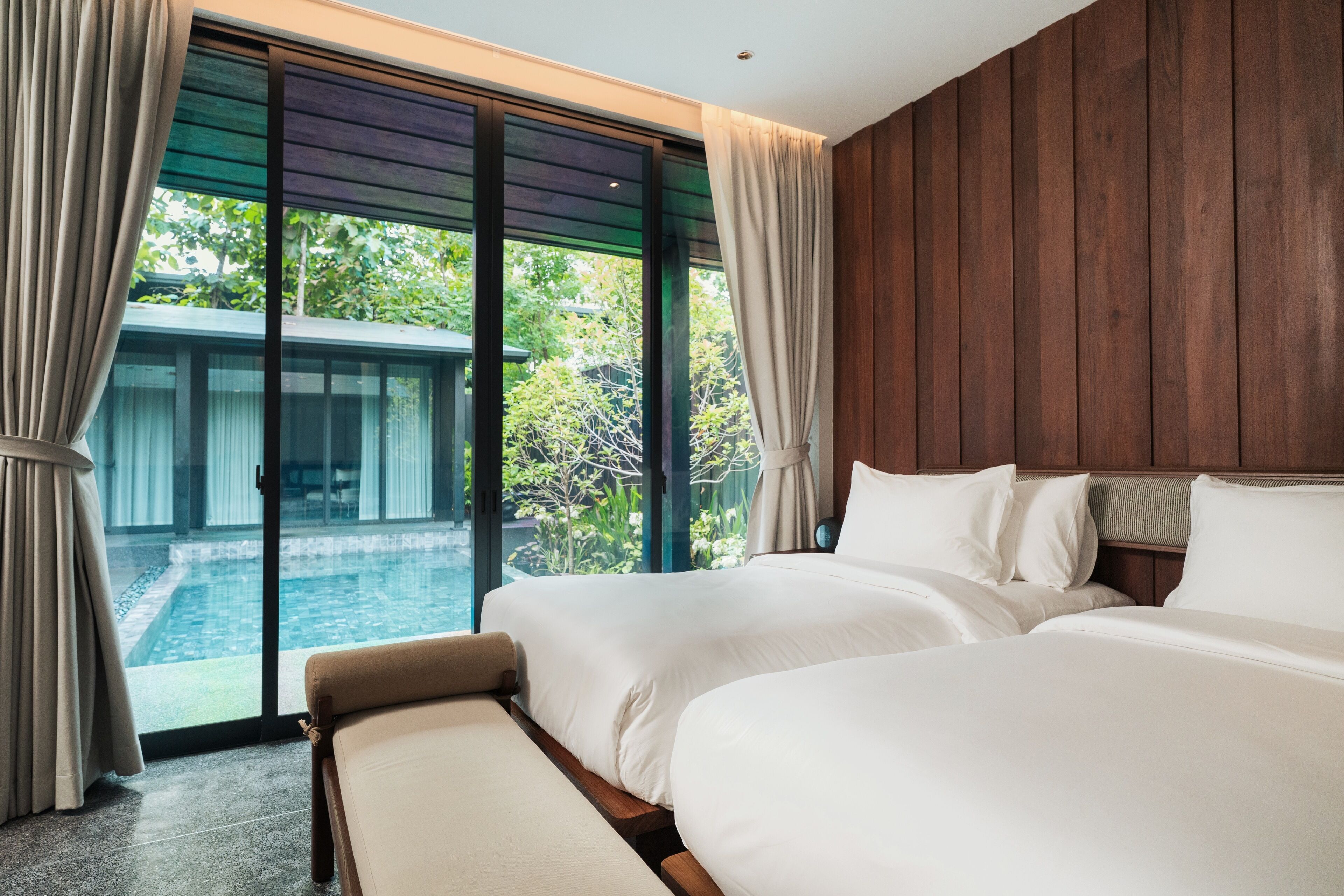 Vila família, sacada, vista para o jardim | Cofres nos quartos, Wi-Fi de cortesia