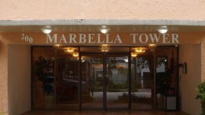 L’entrée de la tour Marbella, avec sa façade en verre et le chiffre « 200 » au-dessus de l’entrée.