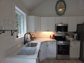 Microondas, horno, placa de cocina y lavavajillas