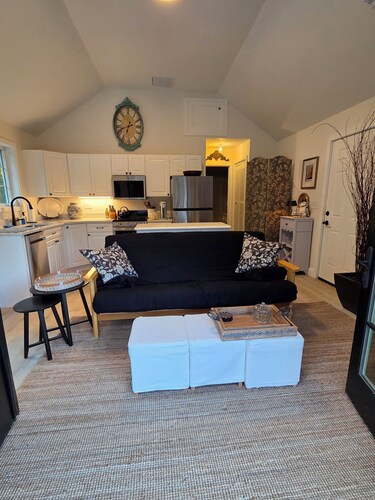 Entire guesthouse in Southbury, Connecticut
3 guests1 bedroom2 beds1 bath.