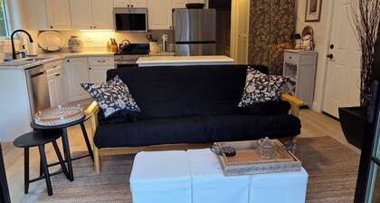 Entire guesthouse in Southbury, Connecticut
3 guests1 bedroom2 beds1 bath.