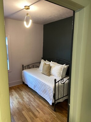 2 slaapkamers, een bureau, een strijkplank/strijkijzer, gratis wifi