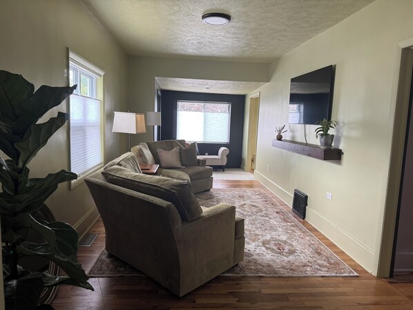 Smart TV - Emjay's Place (Grand Rapids)