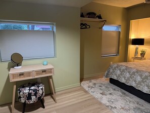 2 bedrooms, desk, iron/ironing board, free WiFi - Emjay's Place (Grand Rapids)