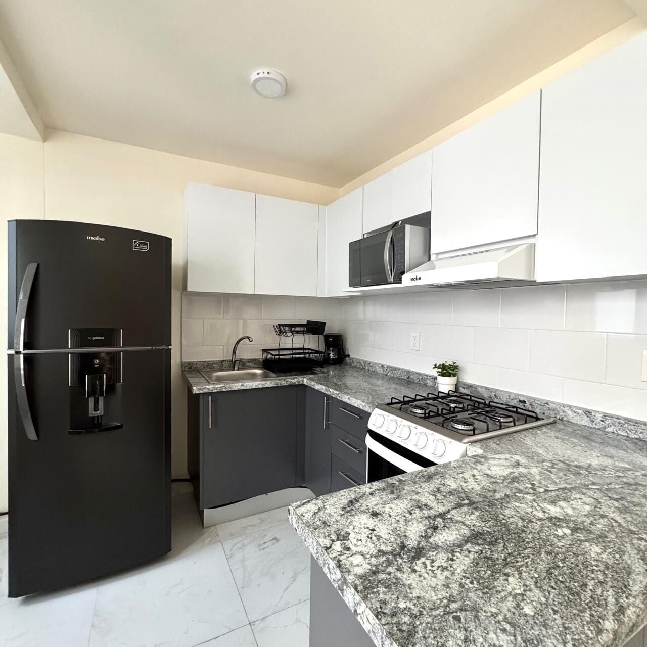 Frigorifero, microonde, forno, macchina per tè/caffè