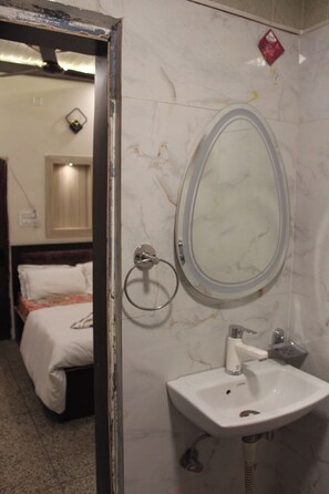 디럭스룸 | 욕실 | 샤워 시설, 비누, 샴푸, 화장지