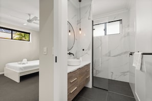 Shower, hair dryer, towels, toilet paper - Cozy Retreat with Modern Comforts (Entire place) (Camp Hill)