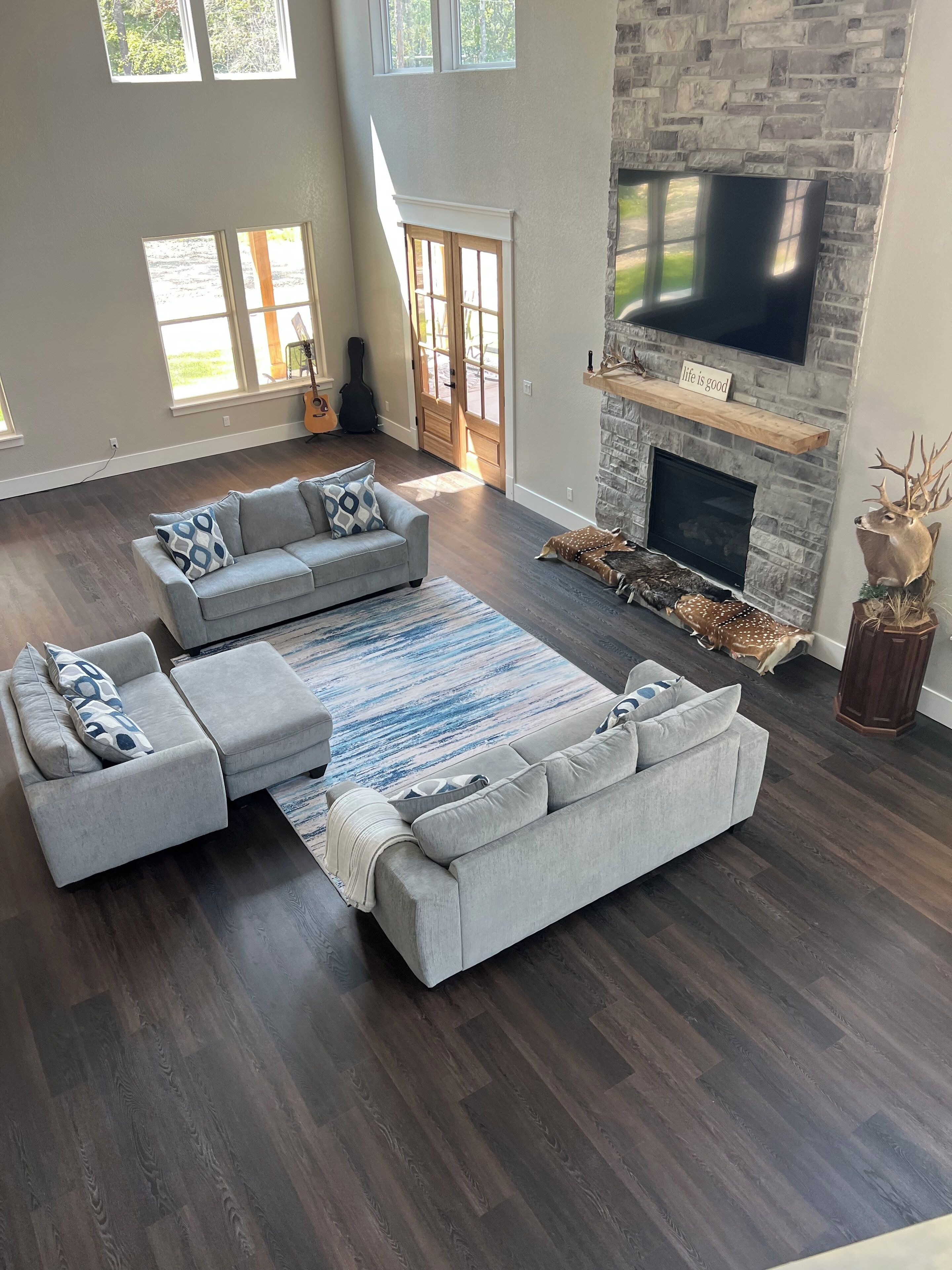 Una televisión, una chimenea