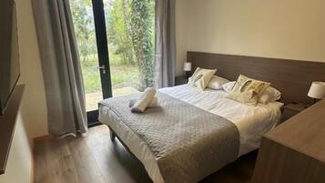 Superior huisje, uitzicht op tuin | Badkamer | Een douche, een haardroger, handdoeken, zeep