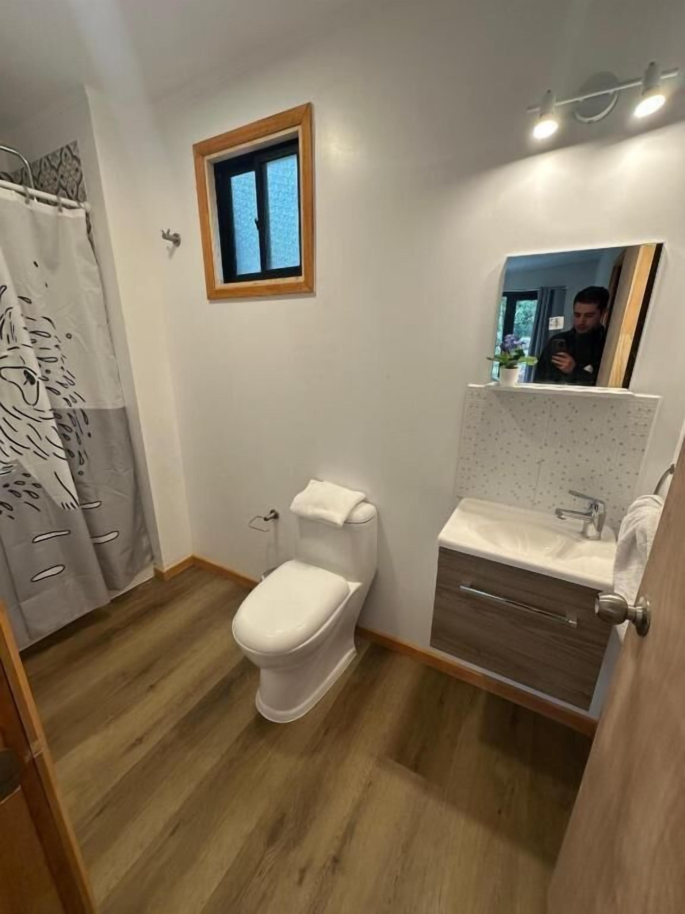 Cabane Supérieure, vue jardin | Salle de bain | Douche, sèche-cheveux, serviettes fournies, savon