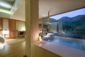 Signature Double Room, Balcony, Hill View | Meja, ruang kerja komputer riba, Wi-fi percuma 