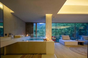 Phòng Suite có tầm nhìn toàn cảnh, ban công, quang cảnh đồi núi | Bàn, khu vực làm việc phù hợp cho laptop 