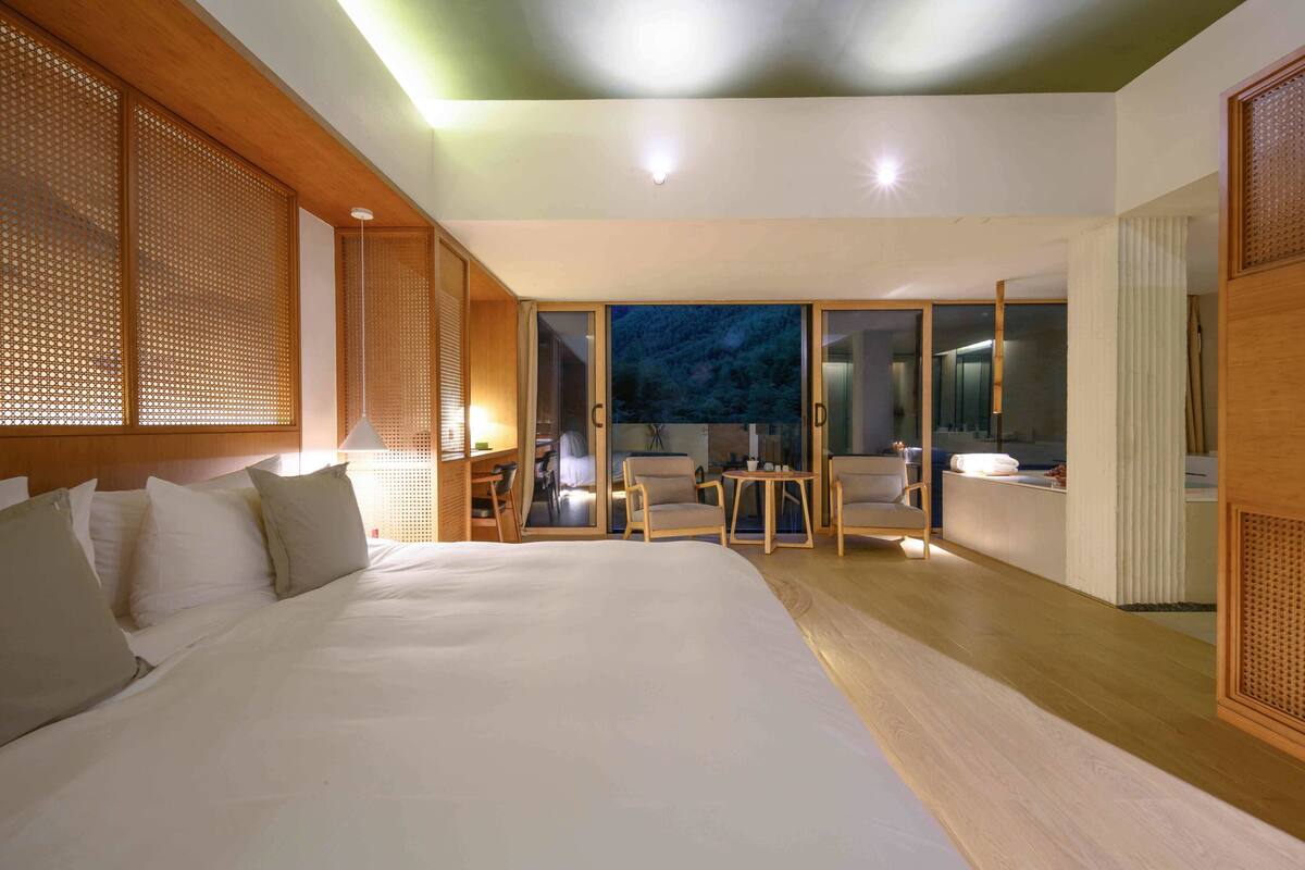 Habitación Signature doble, balcón, vistas a la colina | Escritorio, espacio para trabajar con un portátil, wifi gratis