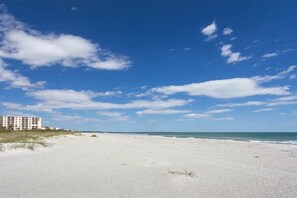 En strand med en bygning i baggrunden.