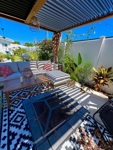 Charming bungalow in serene Fort Lauderdale with private entrance and parking