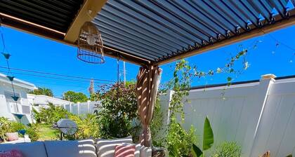 Charming bungalow in serene Fort Lauderdale with private entrance and parking