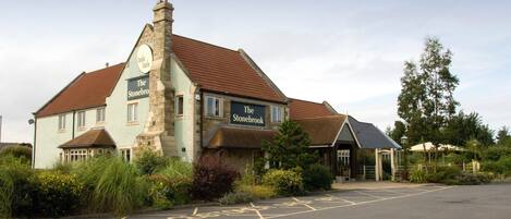 Un edificio con un letrero que dice 'The Stonebrook'.