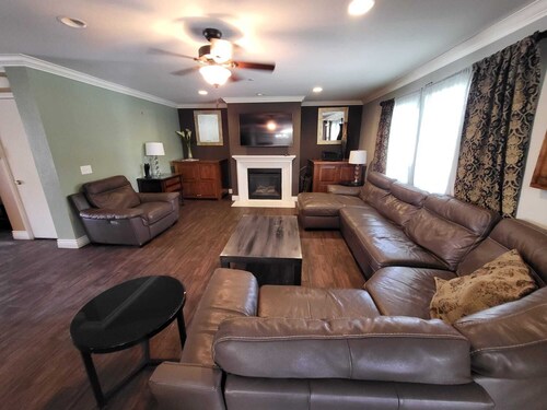 Spacious 6-bedroom house in fabulous Lancaster