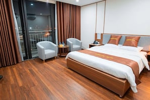 Deluxe Double Room, Sea View | In-room safe, desk, soundproofing, free WiFi