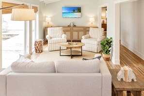 Smart-TV, DVD-spiller, bøker og kontorer