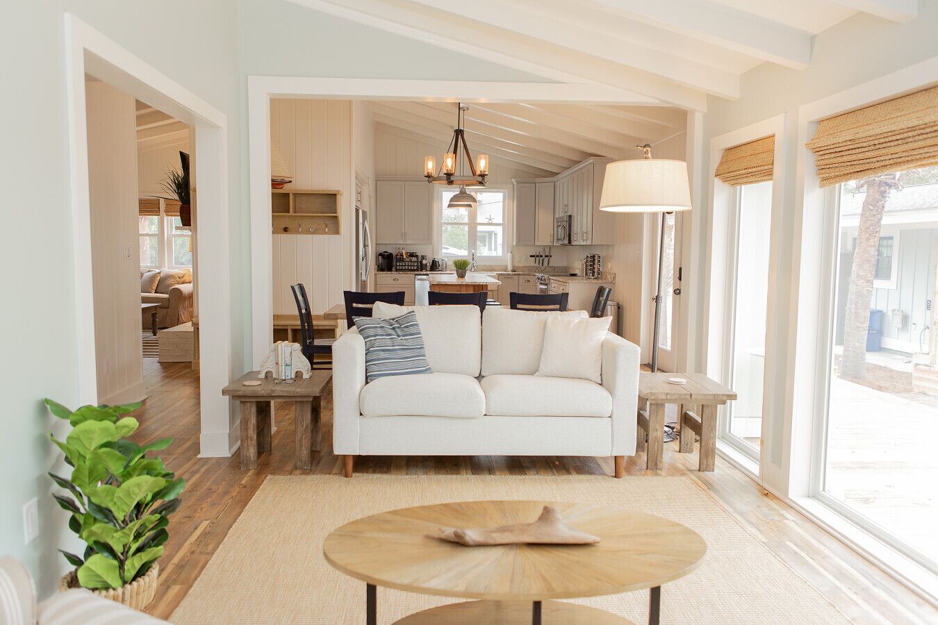 Smart TV, DVD player, books, offices