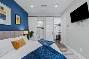 2 bedrooms, desk, iron/ironing board, travel crib