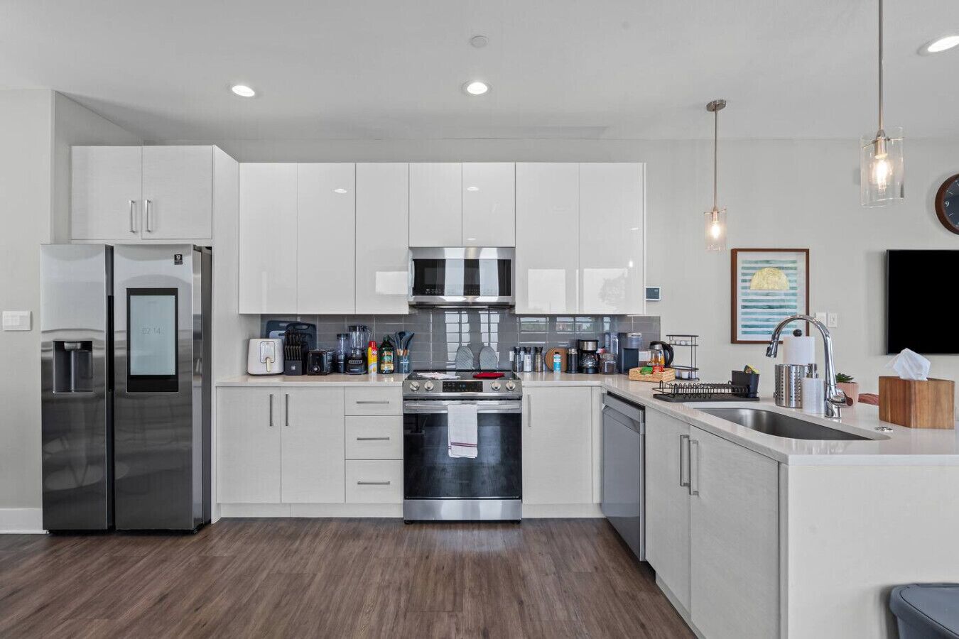 Kjøleskap, mikrobølgeovn, ovn og kokeplater