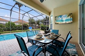 Outdoor dining - Luxurious home 2 miles from Disney - Windsor Hills Resort (Kissimmee)