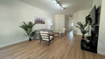 Een smart-tv en een open haard