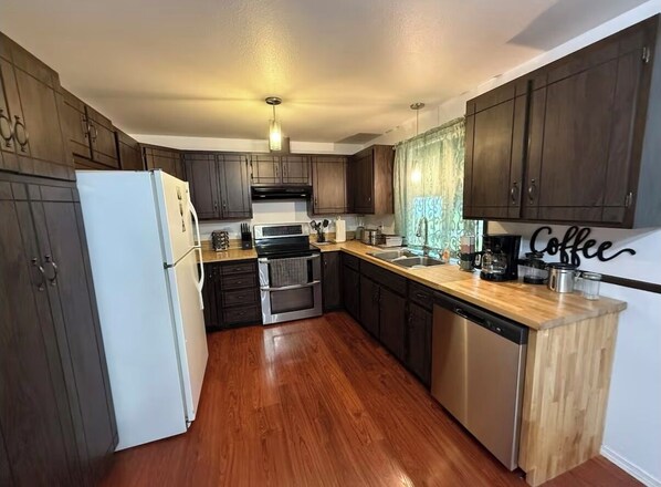 Fridge, microwave, oven, stovetop