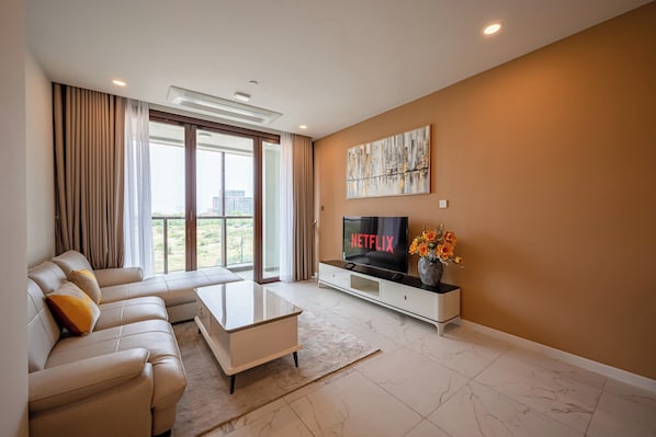 Economy Suite, City View | Living area