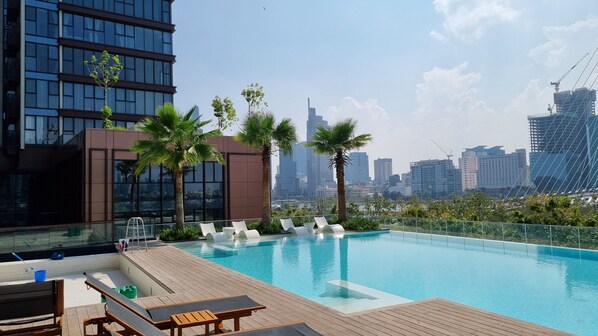 Una piscina al aire libre