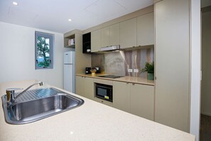 Geladeira, micro-ondas, cooktop, lava-louças