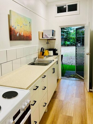 Fridge, microwave, oven, stovetop - City Unit 5 – Walk to Esplanade (Cairns North)