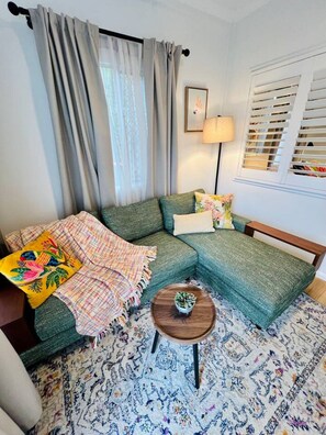 TV, books - City Unit 4 – Walk to Esplanade (Cairns North)