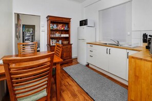 Kylskåp, mikrovågsugn, spishäll och kaffe- och tebryggare