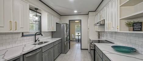 Mikroaaltouuni, uuni, liesi, astianpesukone