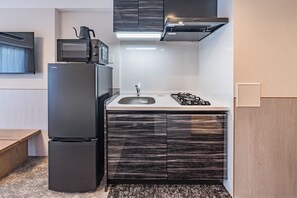 Superior Triple Room, Multiple Beds, Non Smoking | Private kitchen | Fridge, microwave, stovetop, cookware/dishes/utensils