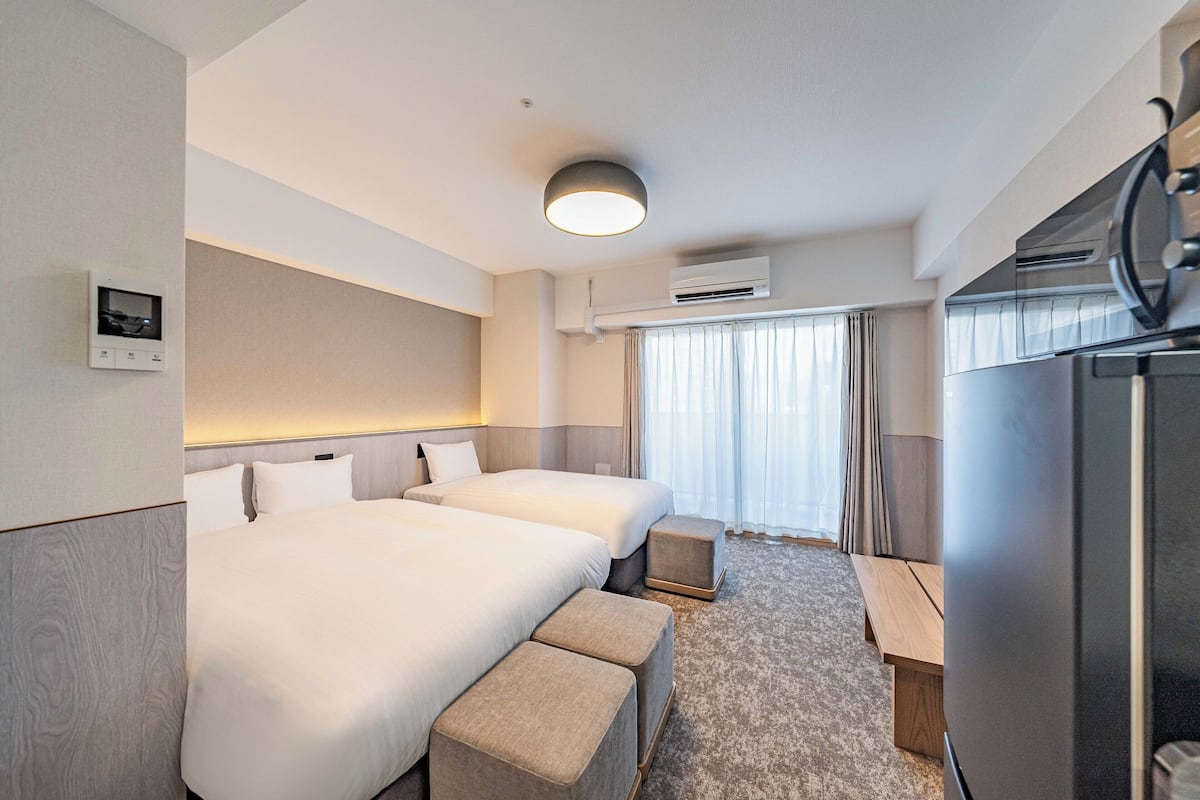 Chambre triple supérieure, Plusieurs lits, non-fumeur | Système d’insonorisation, accès au Wi-Fi (inclus)
