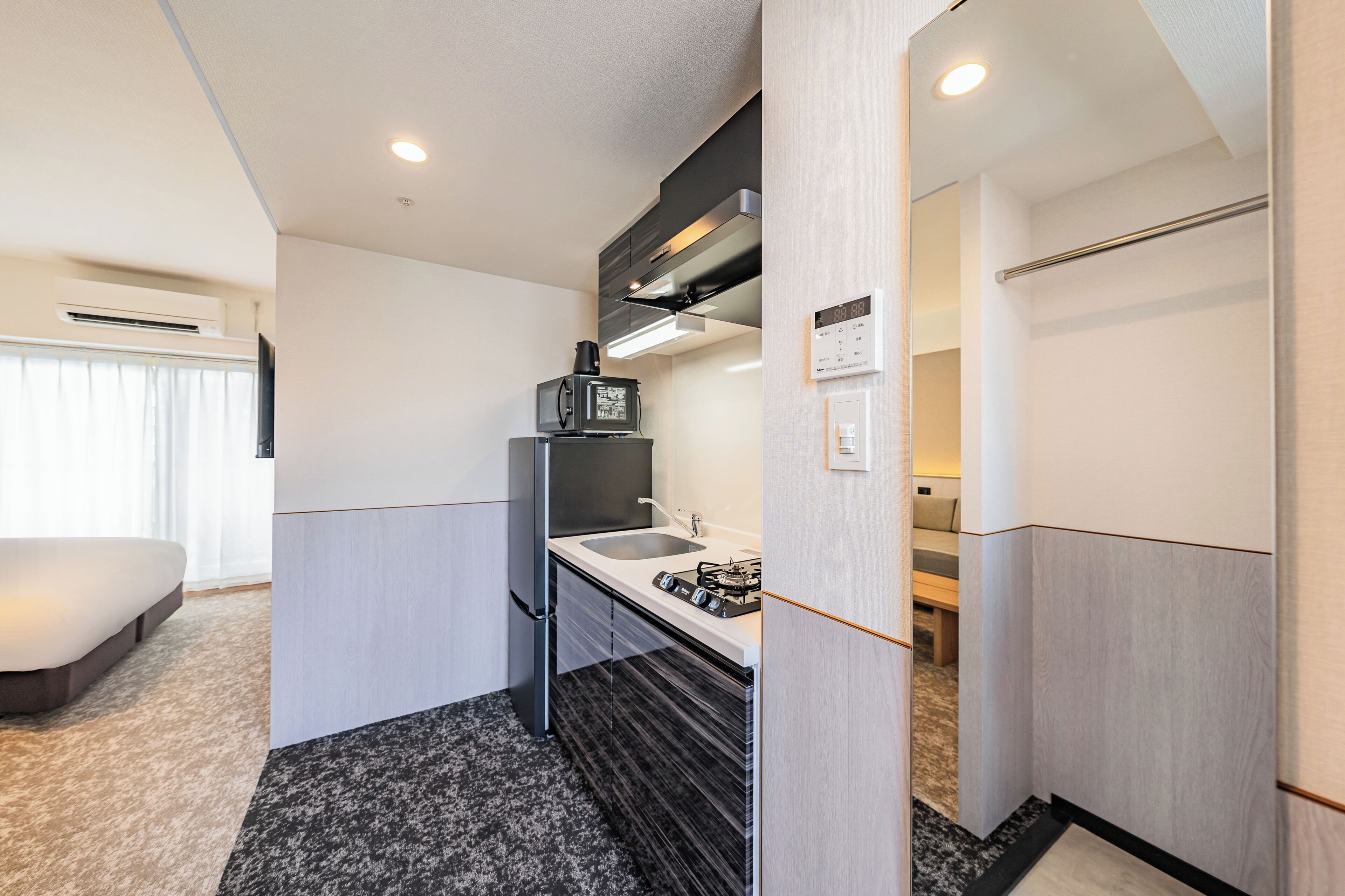Habitación triple, 1 cama Queen size y sofá cama, para no fumadores | Cocina privada | Refrigerador, microondas, parrilla de estufa y tetera eléctrica 