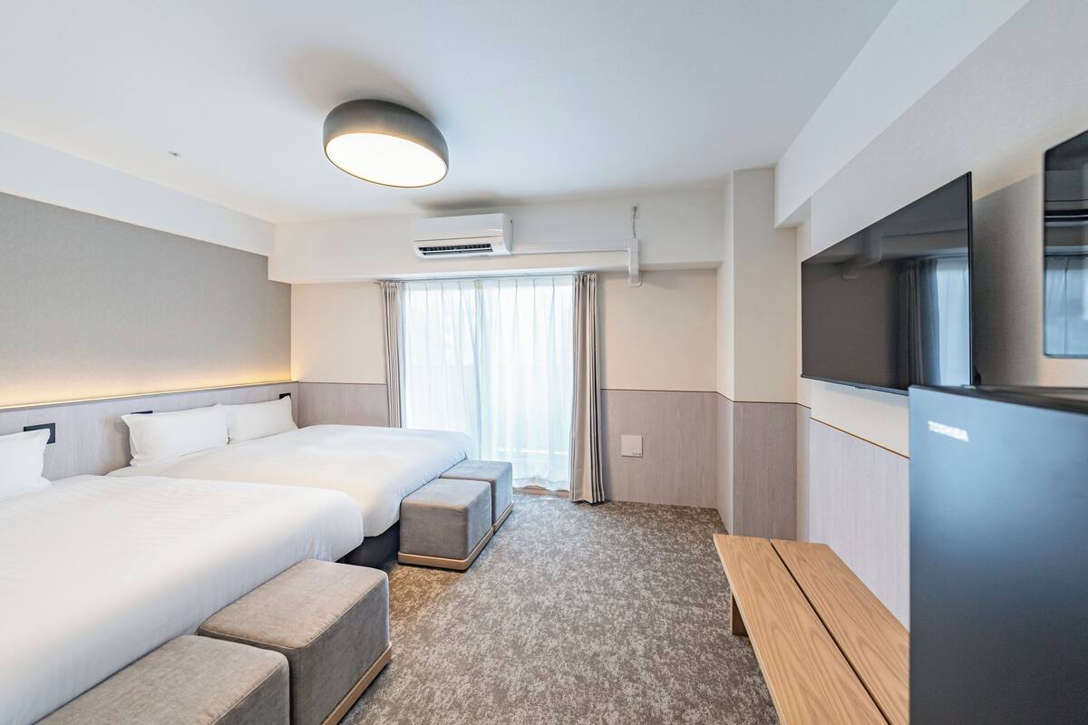 Chambre quadruple, 2 lits doubles, non-fumeur | Système d’insonorisation, accès au Wi-Fi (inclus)