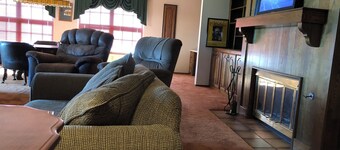 Stay at The Ranch, a 4 bedroom house close to Chickasha