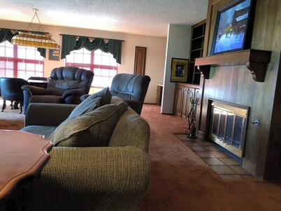 Stay at The Ranch, a 4 bedroom house close to Chickasha