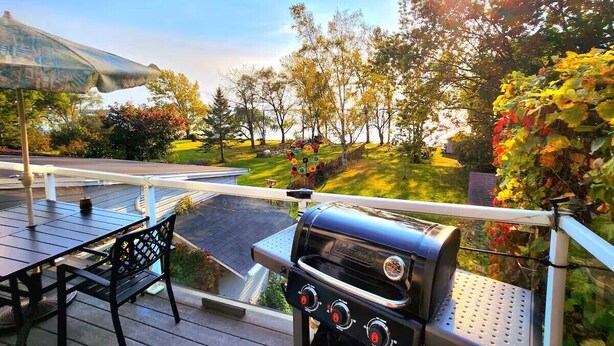 Outdoor dining - Waterfront Comfy Guesthouse, Prince Edward County (Carrying Place)