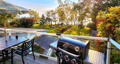 Waterfront Comfy Guesthouse, Prince Edward County