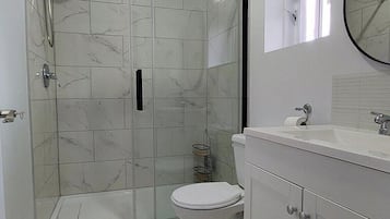 SĂšche-cheveux, serviettes fournies, savon, papier toilette