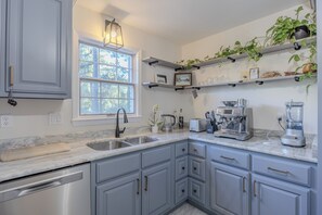 Microwave, oven, stovetop, dishwasher - Breathtaking modern home in the heart of Jackson with Electric car charger! (Jackson)