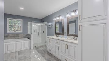 Bañera de hidromasaje, secador de pelo, toallas, jabón
